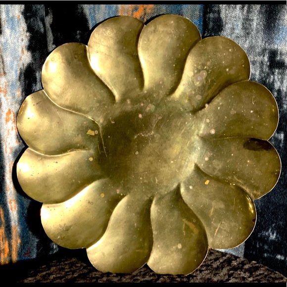 Large Vintage Brass Flower Shaped Charger | Tray Platter | Antiqued Patina - Picture 7 of 12